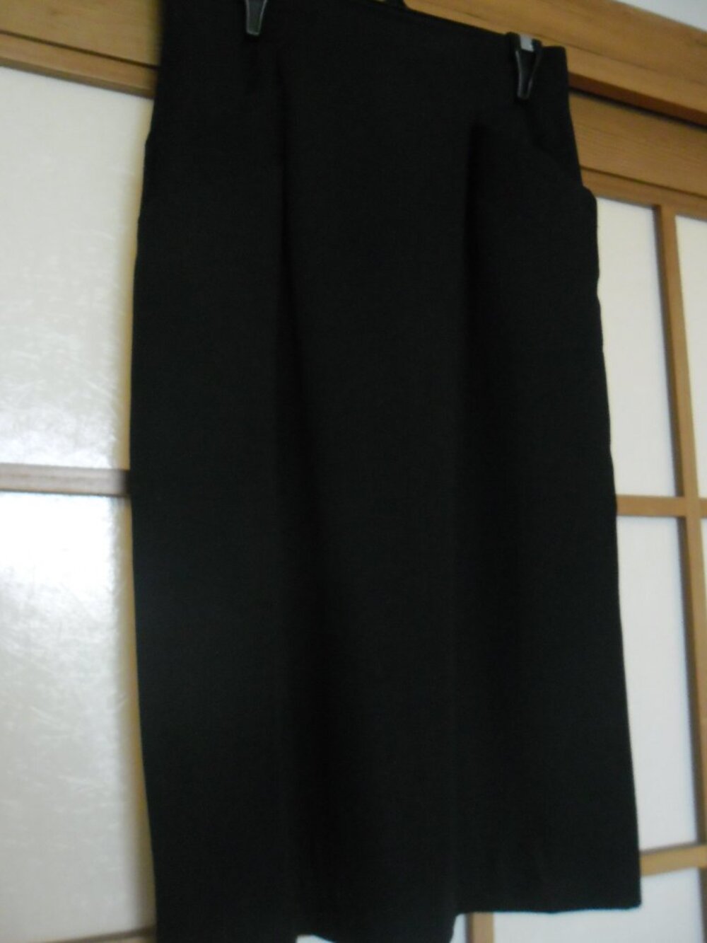 Holt Renfrew classic black skirt with 2 side pockets. Size 8.